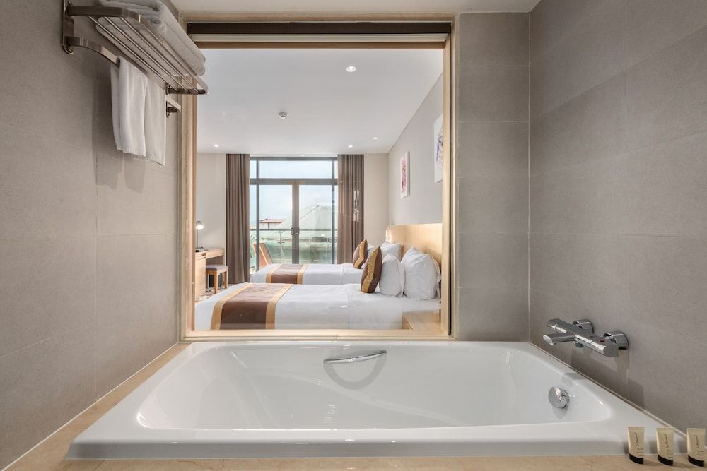 The Reed Hotel Deluxe King 13