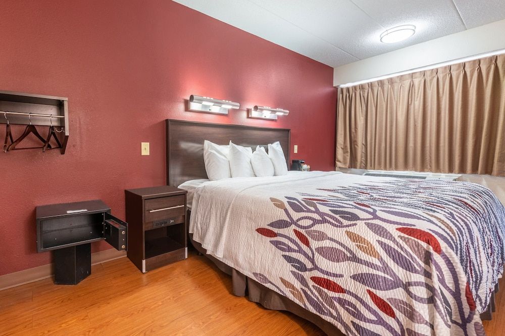 Red Roof Inn Merrillville Deluxe Room, 1 King Bed, Accessible (Roll-In Shower, Smoke Free) 2