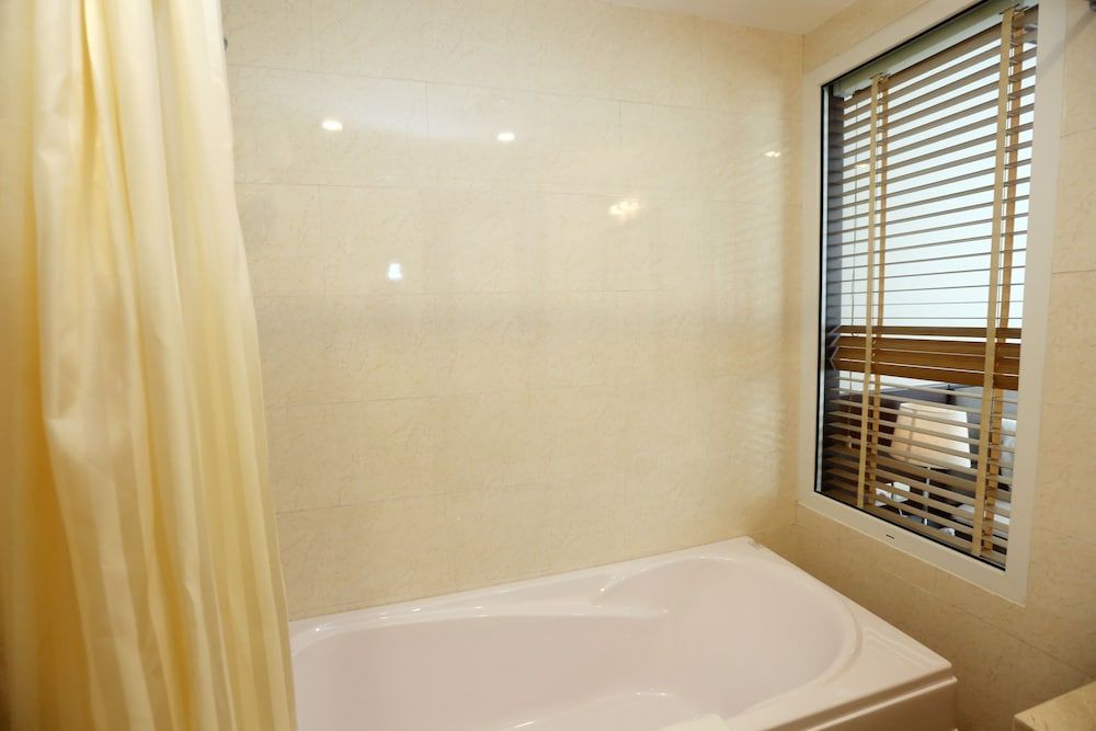 Lenid Hotel Tho Nhuom Deluxe Double with City View 5