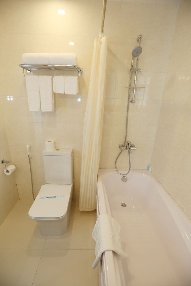 Lenid Hotel Tho Nhuom Deluxe Double with City View 7