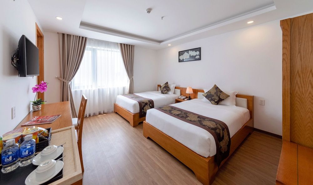 Merry Land Hotel Da Nang Superior Twin Room, City View 7