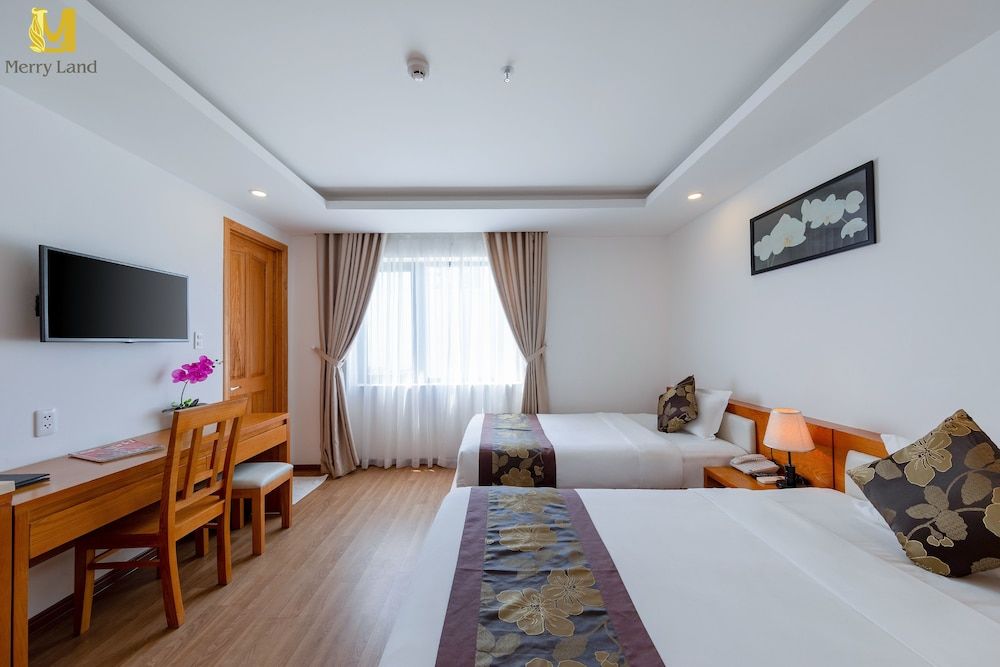 Merry Land Hotel Da Nang Superior Twin Room, City View 3