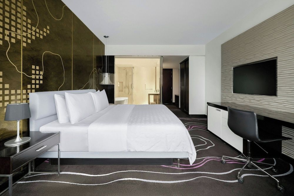 Club Room, 1 King Bed, Non Smoking, River View