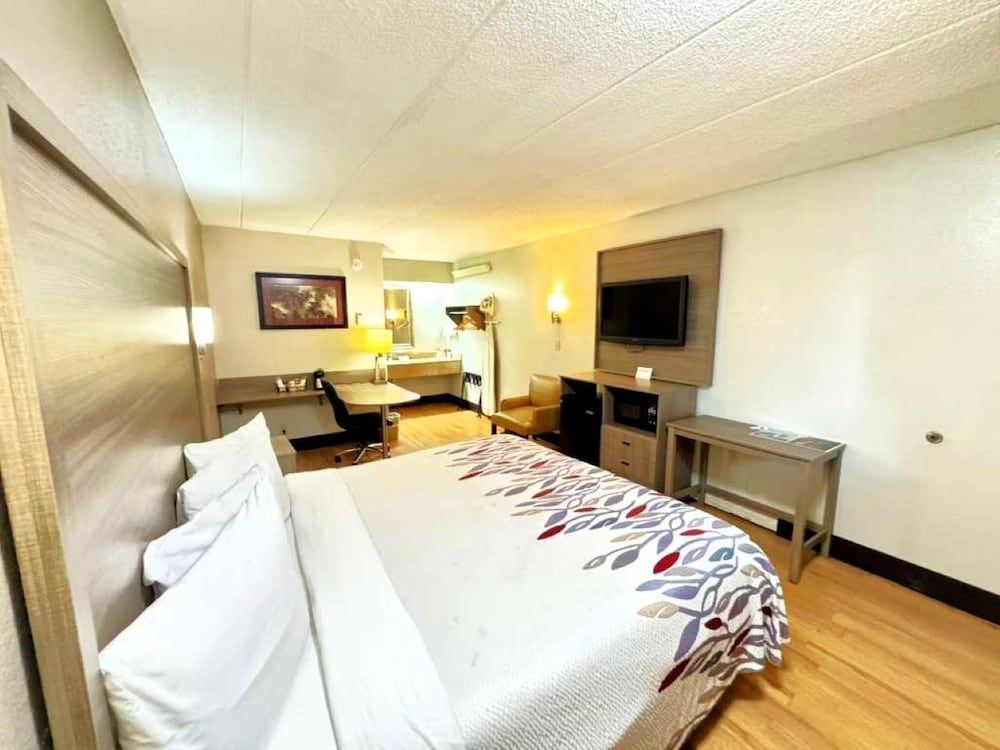 Red Roof Inn Washington DC - Columbia/ Fort Meade Superior Room, 1 King Bed (Smoke Free) 5