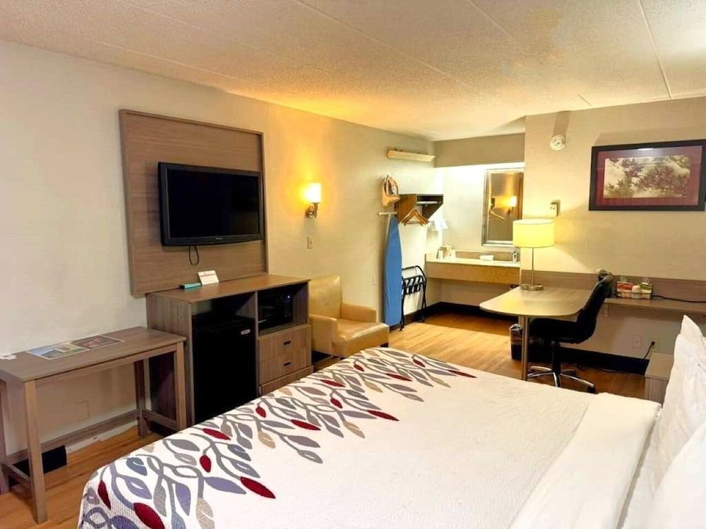 Red Roof Inn Washington DC - Columbia/ Fort Meade Superior Room, 1 King Bed (Smoke Free) 4