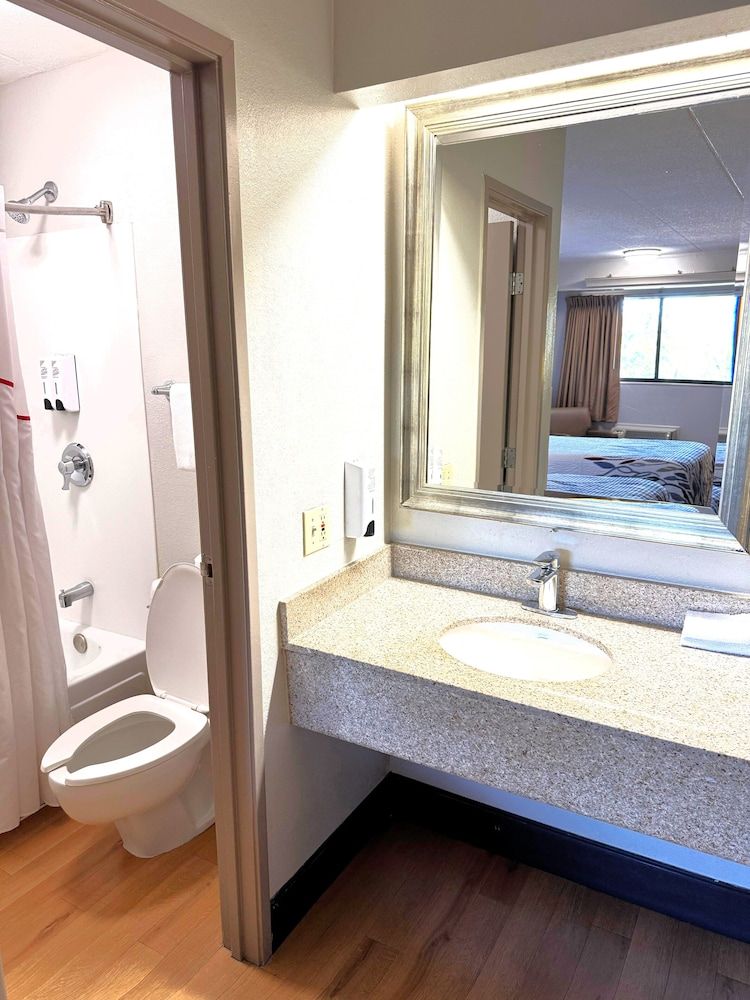 Red Roof Inn Washington DC - Columbia/ Fort Meade Business Room, 1 King Bed, Accessible (Smoke Free) 4