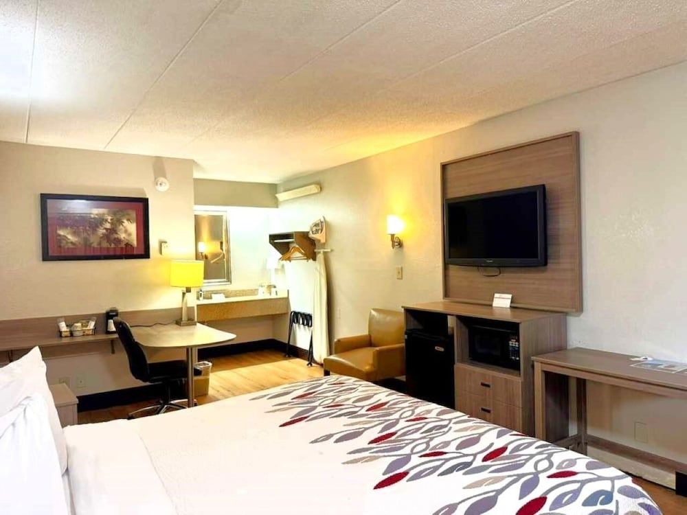 Red Roof Inn Washington DC - Columbia/ Fort Meade Superior Room, 1 King Bed (Smoke Free) 2