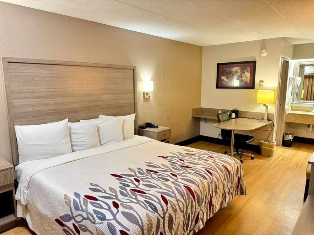 Red Roof Inn Washington DC - Columbia/ Fort Meade Superior Room, 1 King Bed (Smoke Free) 6