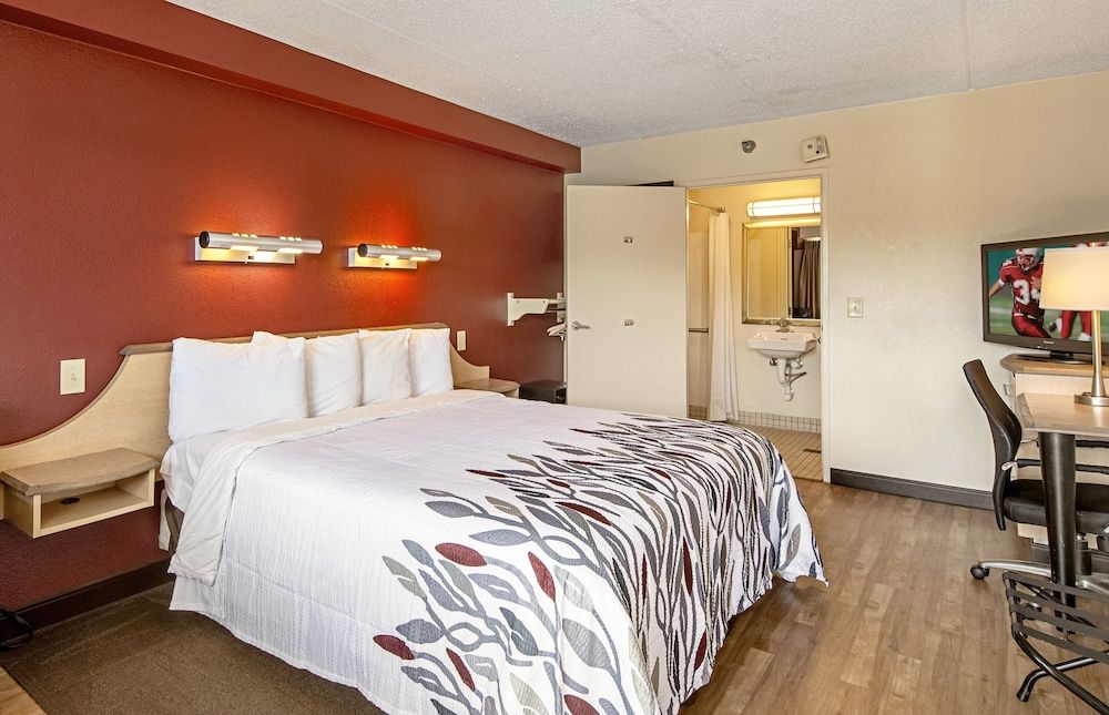 Red Roof Inn Washington DC - Columbia/ Fort Meade Business Room, 1 King Bed, Accessible (Smoke Free) 3