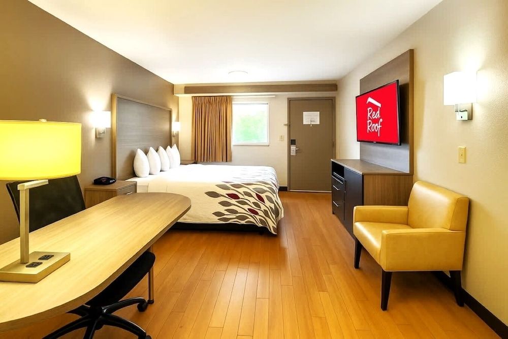 Red Roof Inn Washington DC - Columbia/ Fort Meade Superior Room, 1 King Bed (Smoke Free) 3