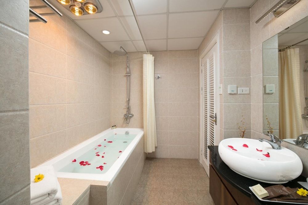 Deep soaking bathtub