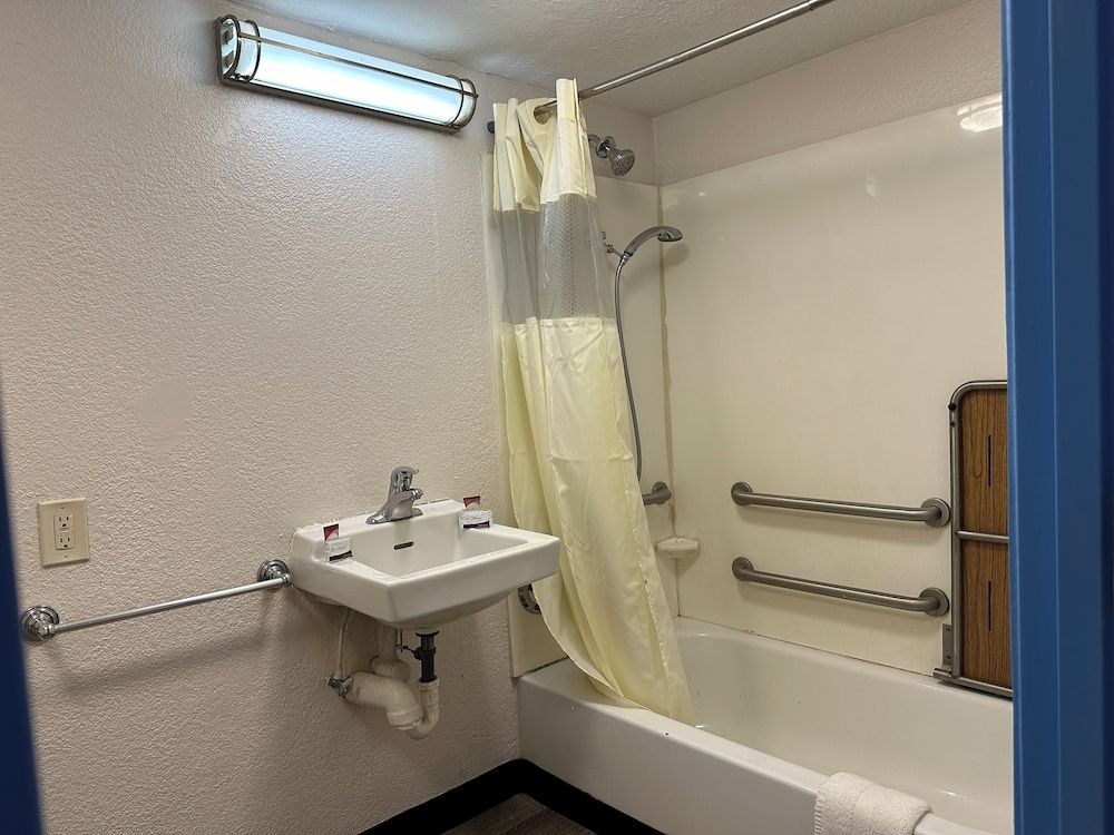 American Inn and Suites Bishop Superior Room, 1 King Bed, Accessible, Non Smoking 4