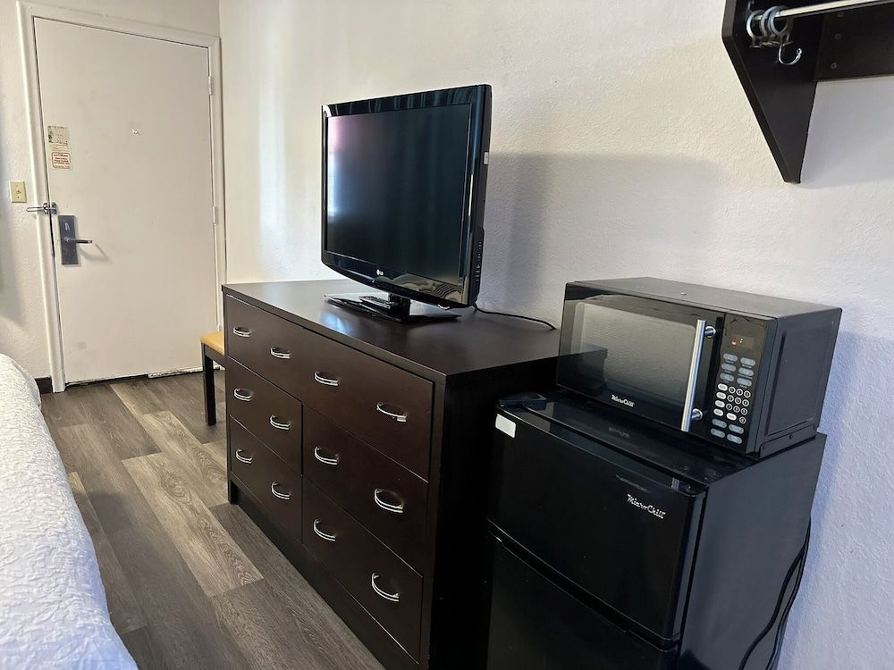 American Inn and Suites Bishop Superior Room, 1 King Bed, Non Smoking 6