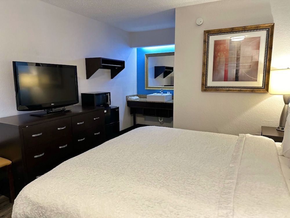 American Inn and Suites Bishop Standard Room, 1 King Bed, Non Smoking 2