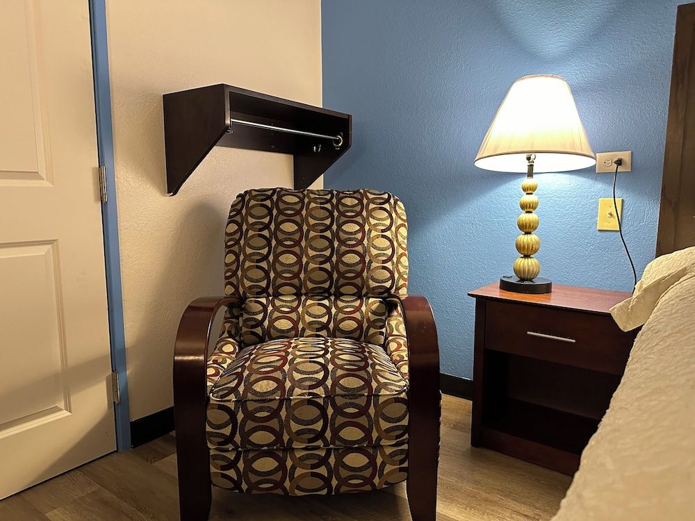 American Inn and Suites Bishop Superior Room, 1 King Bed, Accessible, Non Smoking 6