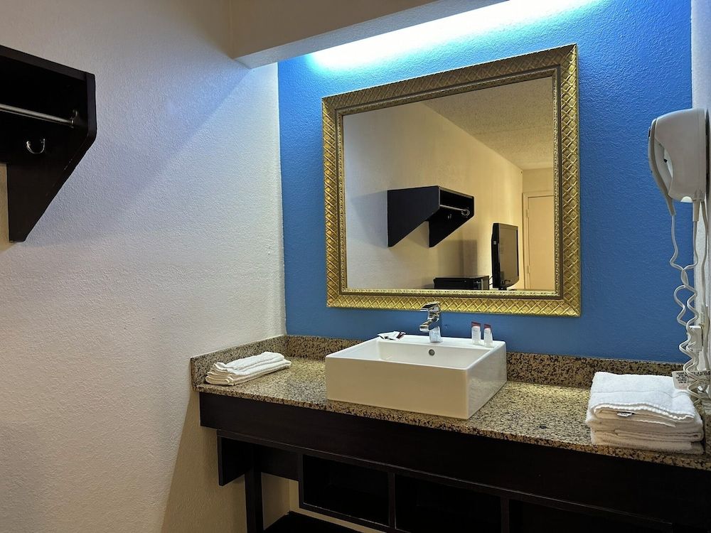 American Inn and Suites Bishop Superior Room, 1 King Bed, Non Smoking 3