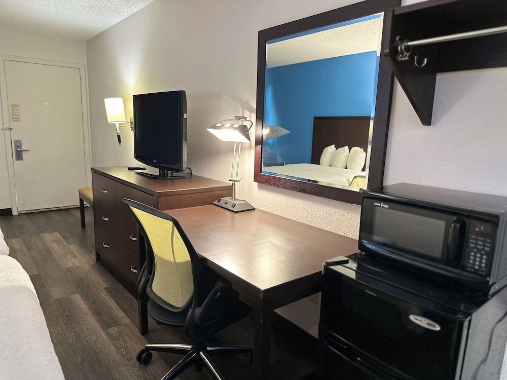 American Inn and Suites Bishop Superior Room, 1 King Bed, Non Smoking 7