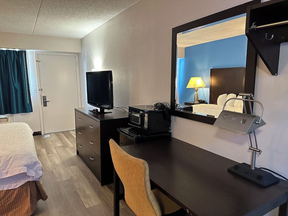 American Inn and Suites Bishop Superior Room, 1 King Bed, Accessible, Non Smoking 5