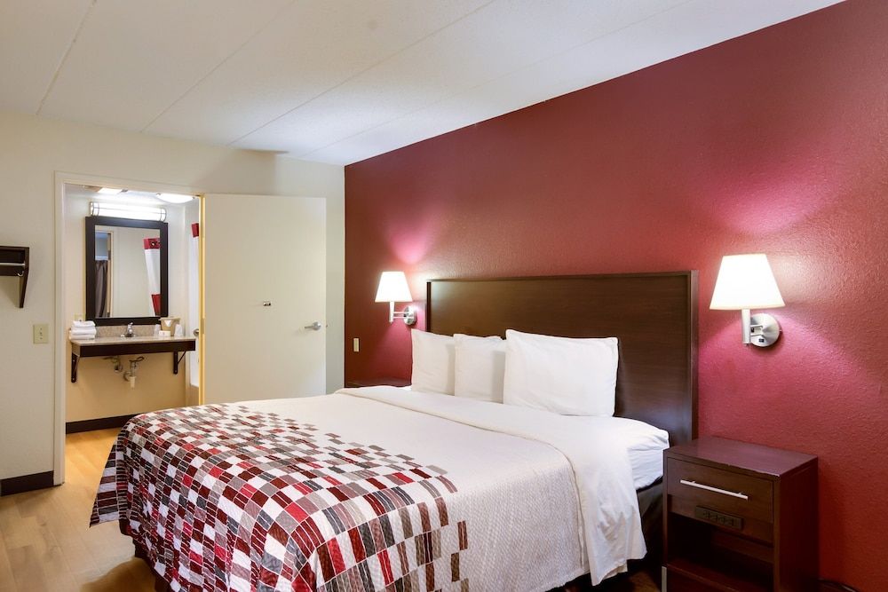 Red Roof Inn Kalamazoo East - Expo Center Standard Room, 1 King Bed, Accessible (Smoke Free) 4
