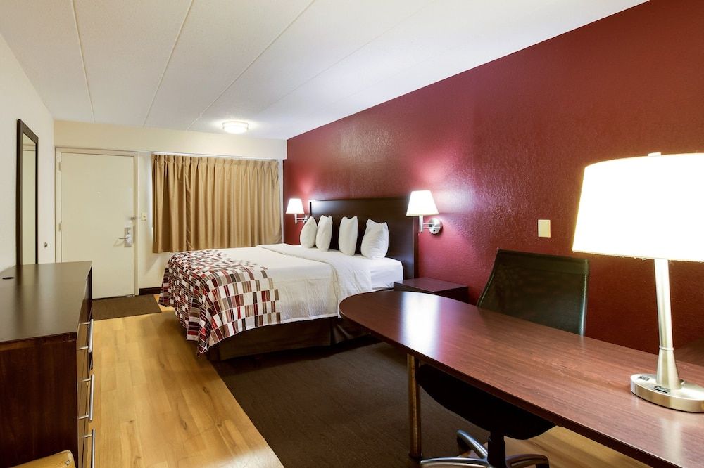 Red Roof Inn Kalamazoo East - Expo Center Superior Room, 1 King Bed (Smoke Free) 3