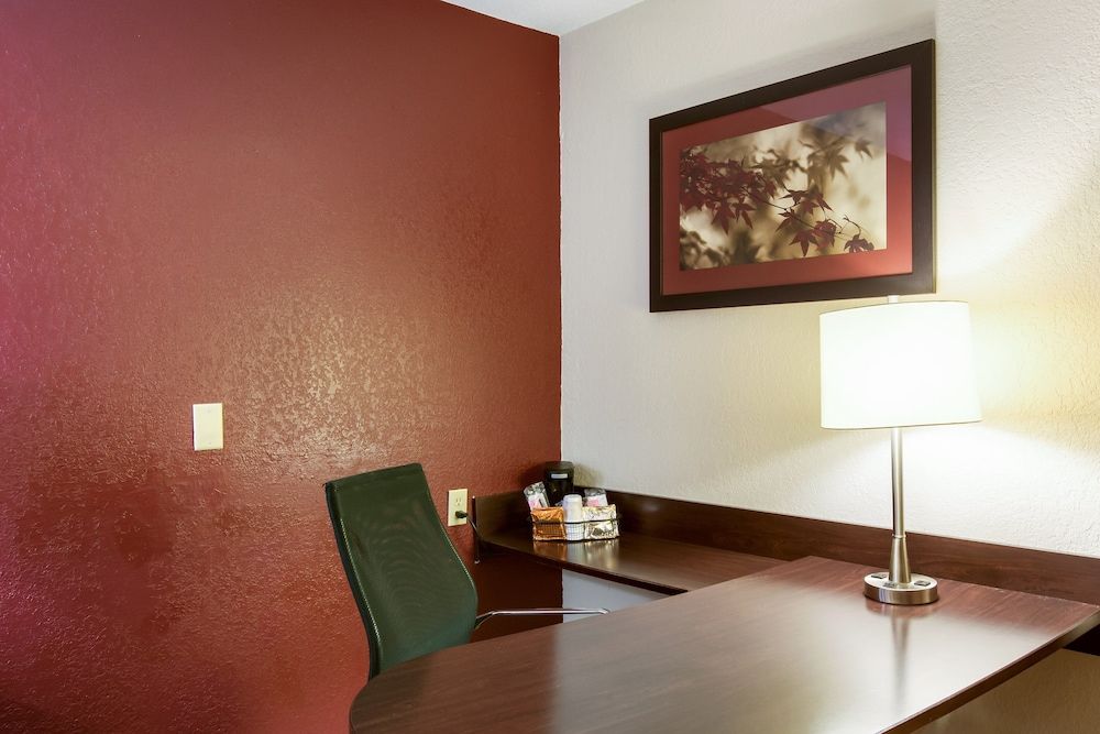 Red Roof Inn Kalamazoo East - Expo Center Superior Room, 1 King Bed (Smoke Free) 6