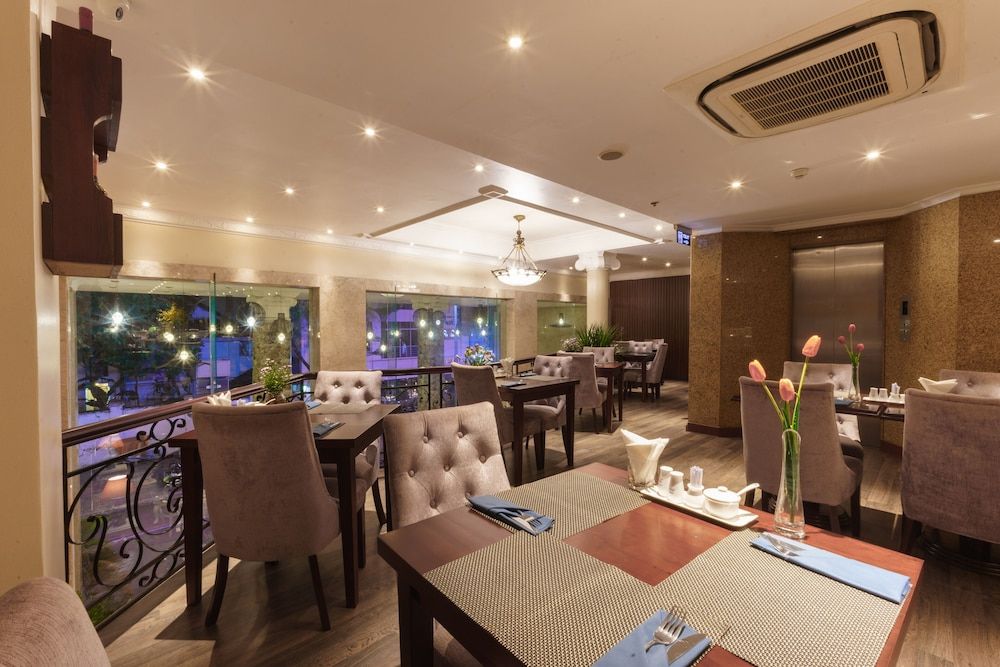 undefined Roseland Corp Hotel 6