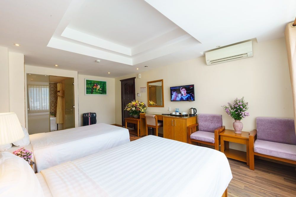 undefined Roseland Corp Hotel 7