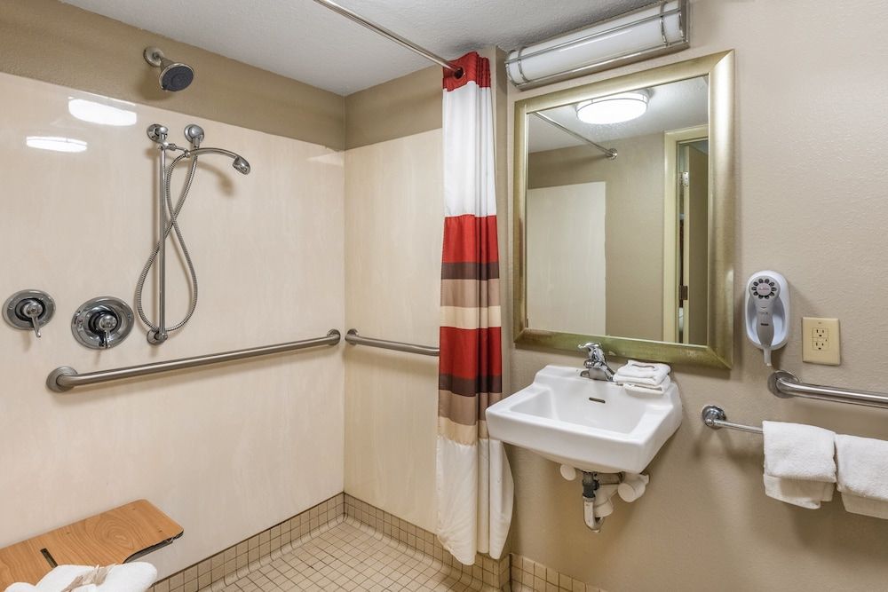 Red Roof Inn Kalamazoo West - Western Michigan U Superior Room, 1 King Bed, Accessible (Roll-In Shower, Smoke Free) 4