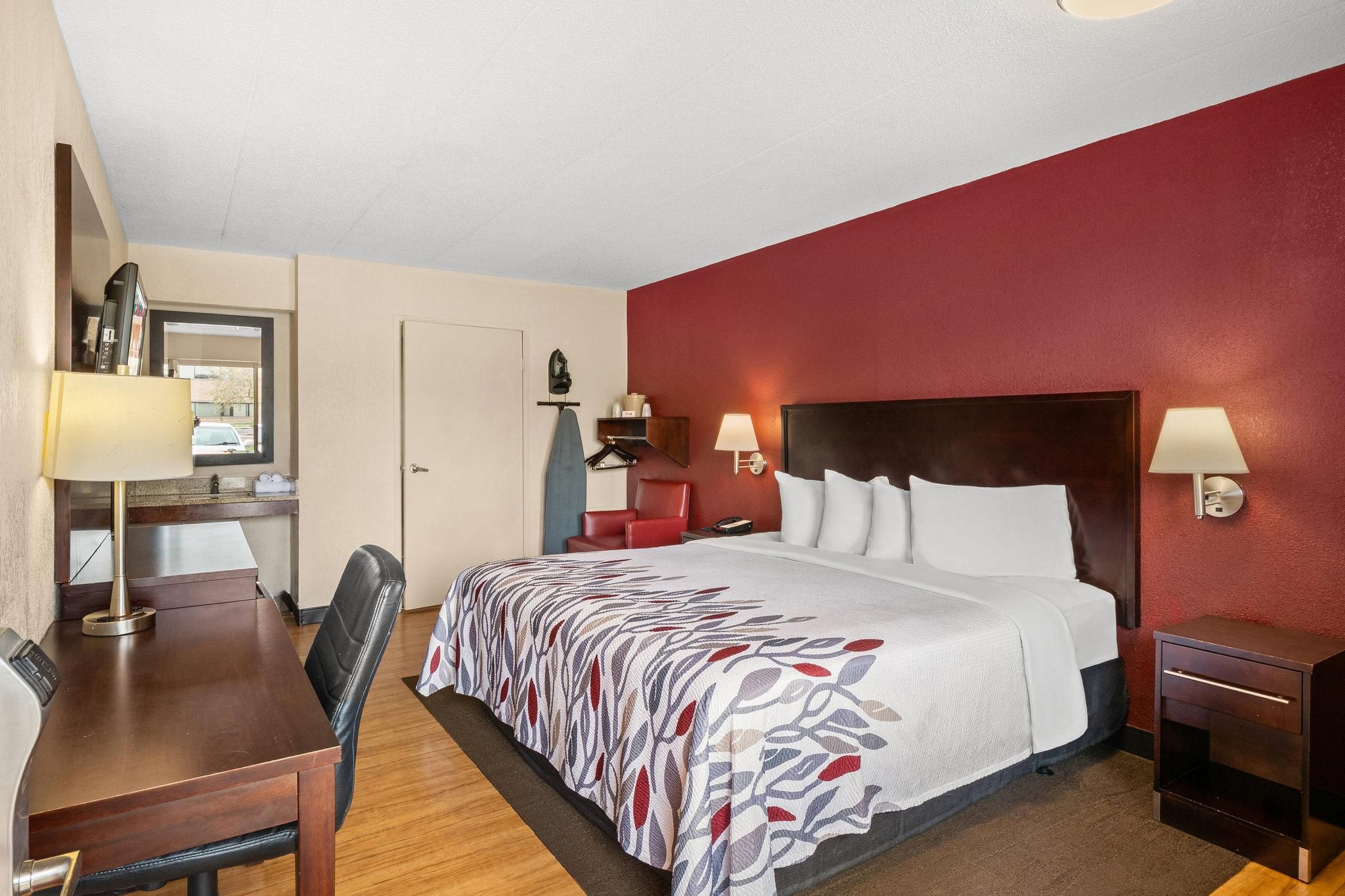 Red Roof Inn Lansing East - MSU ADA Accessible Deluxe King with Roll-in Shower Smoke Free 2