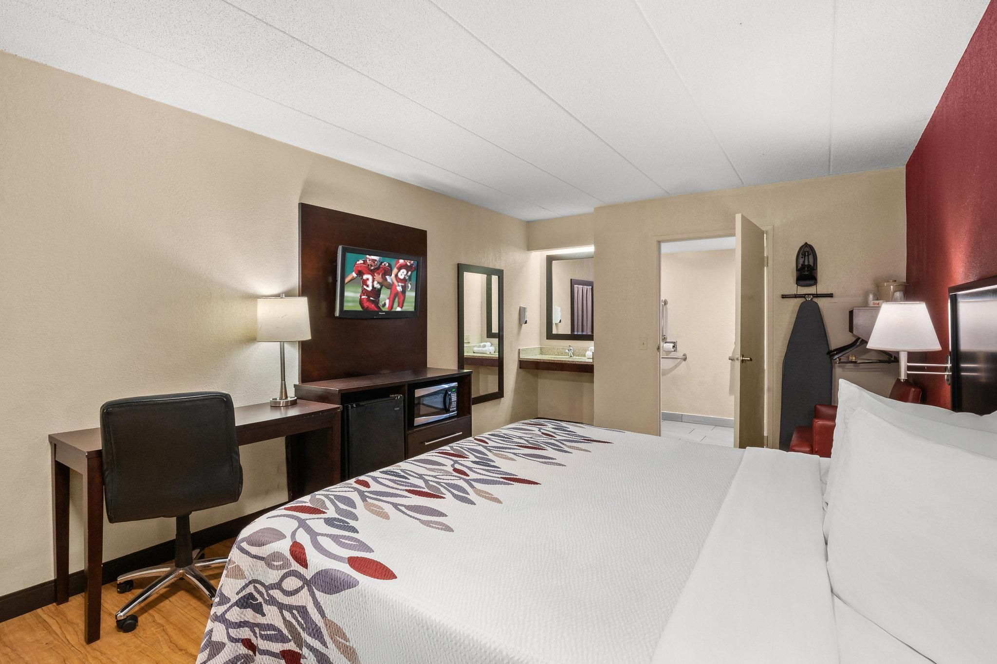 Red Roof Inn Lansing East - MSU ADA Accessible Deluxe King with Roll-in Shower Smoke Free