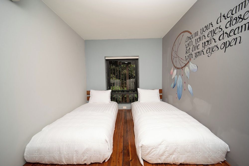 Deluxe Twin Room with Window