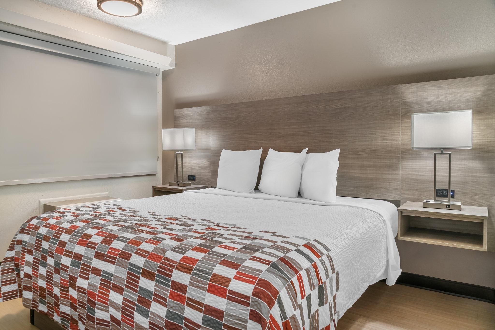 Red Roof Inn Detroit Metro Airport - Taylor Standard King Non-Smoking