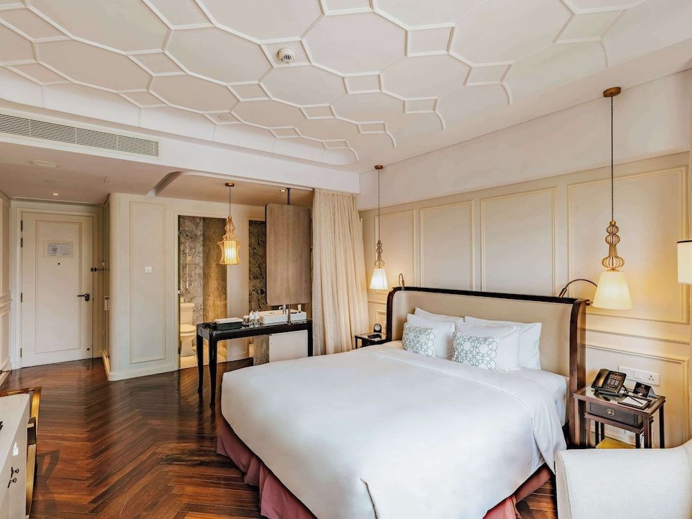 Deluxe Room, 1 King Bed, City View