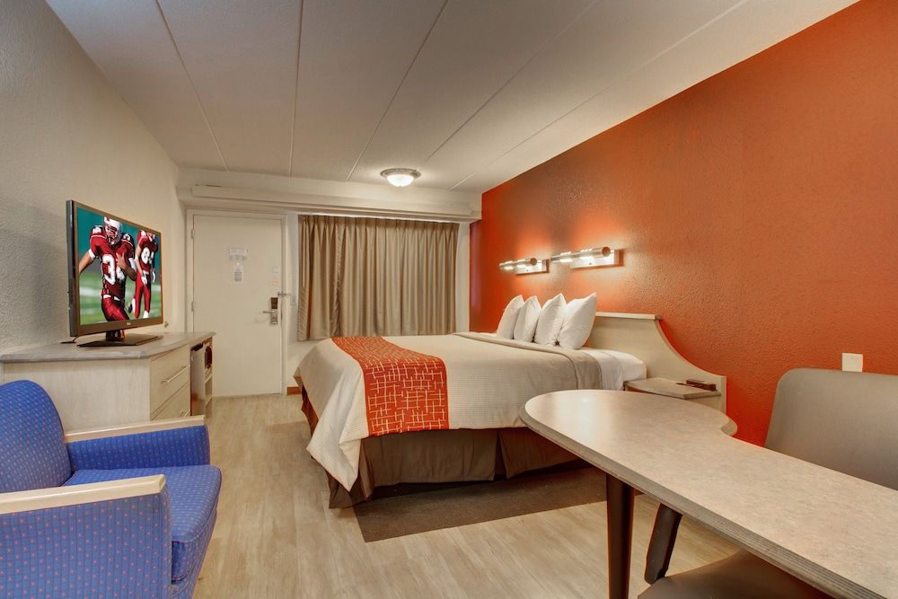 Red Roof Inn St Louis - Westport/ Maryland Heights Superior Room, 1 King Bed (Smoke Free) 3