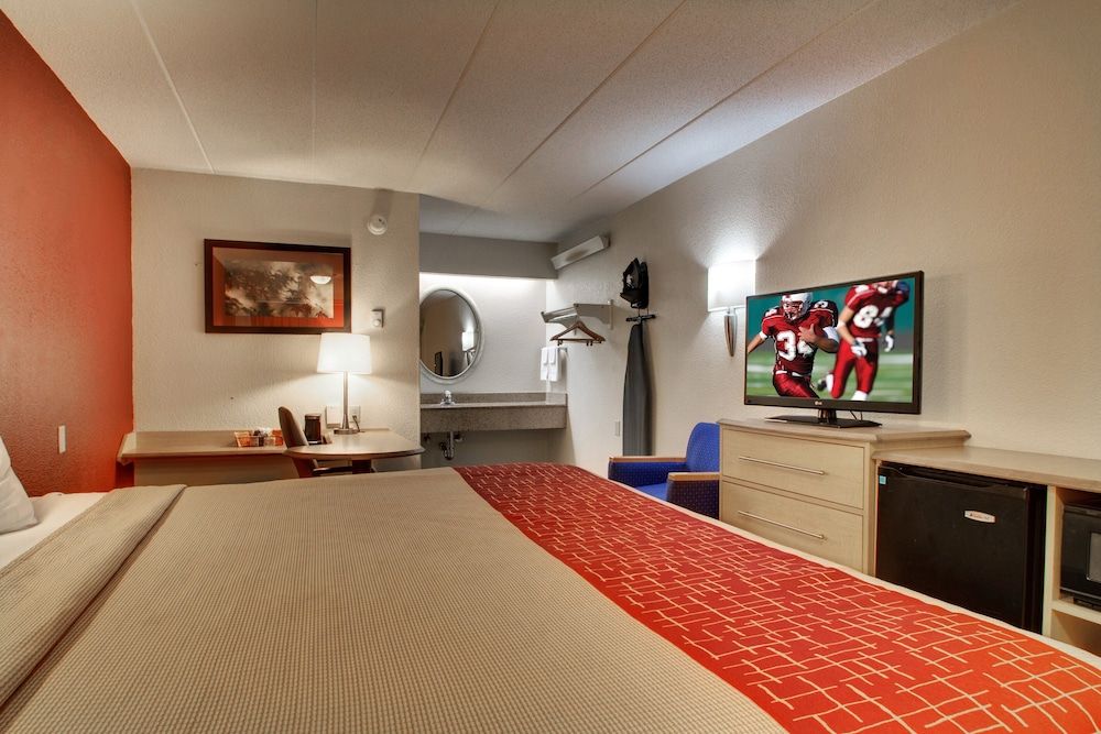 Red Roof Inn St Louis - Westport/ Maryland Heights Superior Room, 1 King Bed (Smoke Free) 8