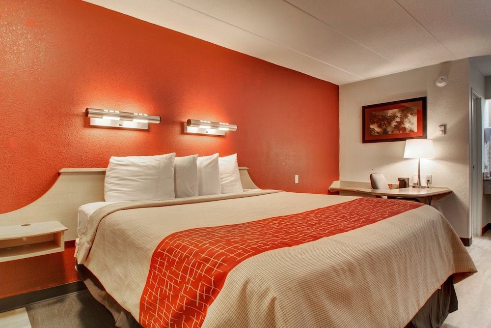 Red Roof Inn St Louis - Westport/ Maryland Heights Superior Room, 1 King Bed (Smoke Free) 5