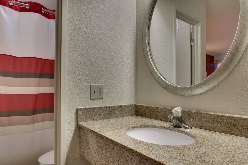 Red Roof Inn St Louis - Westport/ Maryland Heights Standard Room, 1 King Bed (Smoke Free) 6