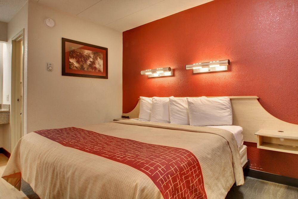 Red Roof Inn St Louis - Westport/ Maryland Heights Standard Room, 1 King Bed (Smoke Free) 2