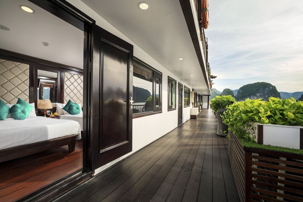 Alisa Premier Cruise Junior Suite Ocean View (Double/Twin) 6