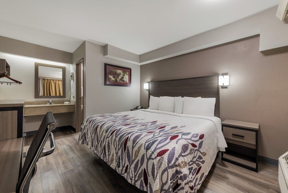 Red Roof Inn Hickory Standard Room, 1 King Bed, Non Smoking 2