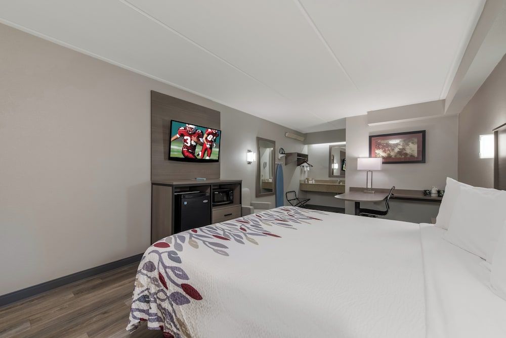 Red Roof Inn Hickory Superior Room, 1 King Bed, Non Smoking 3