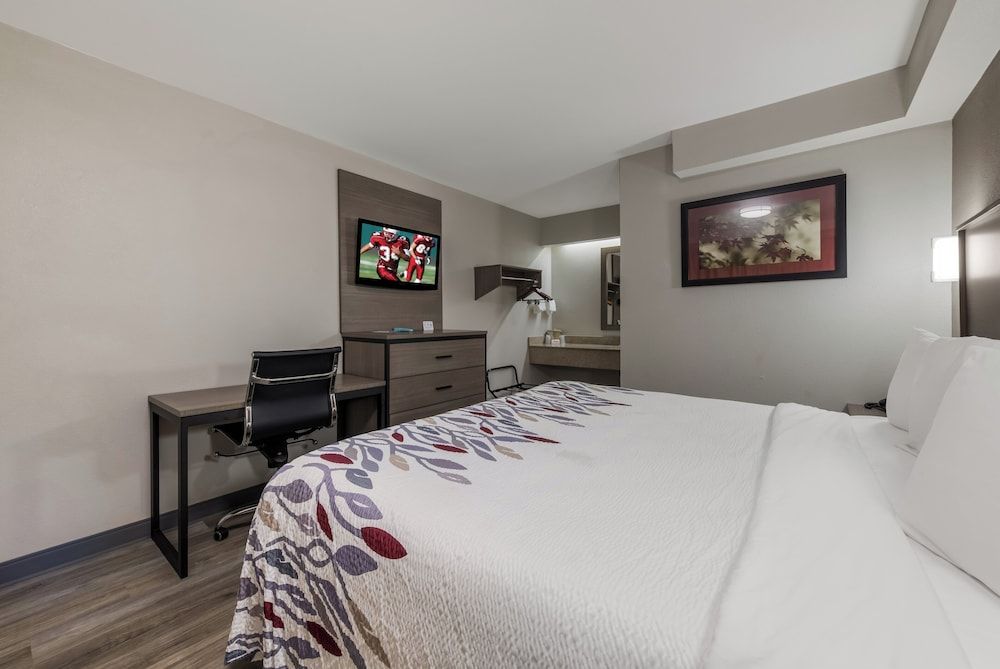 Red Roof Inn Hickory Standard Room, 1 King Bed, Non Smoking 4