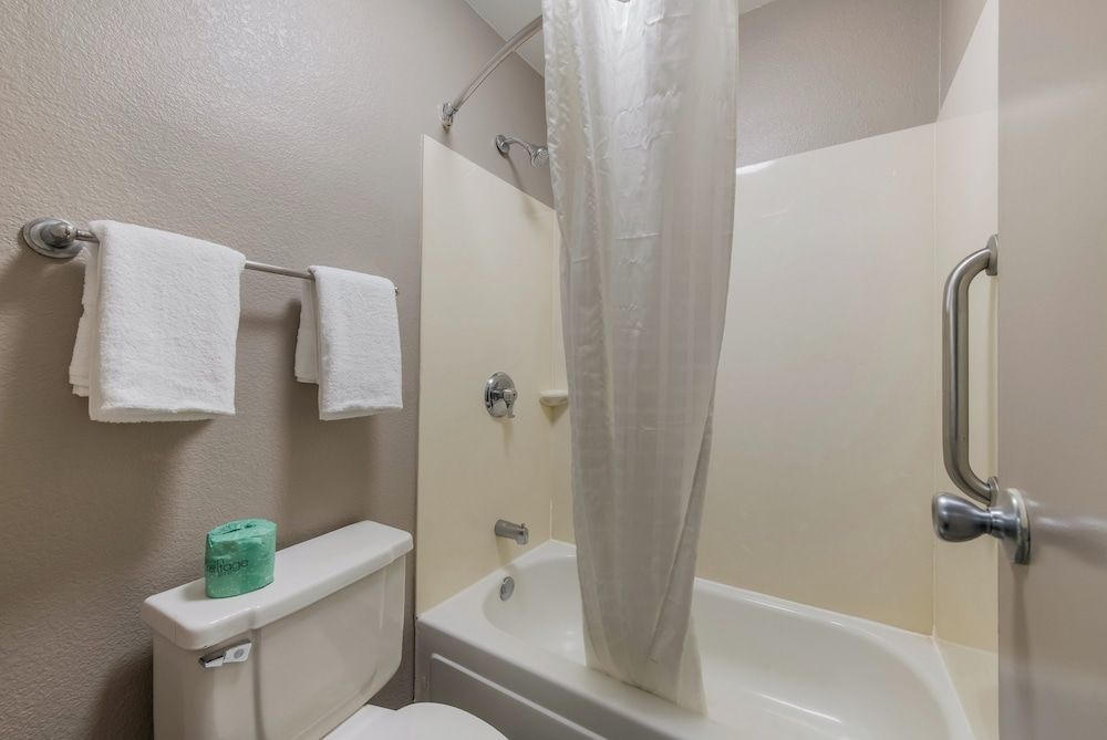 Red Roof Inn Hickory Standard Room, 1 King Bed, Non Smoking 5