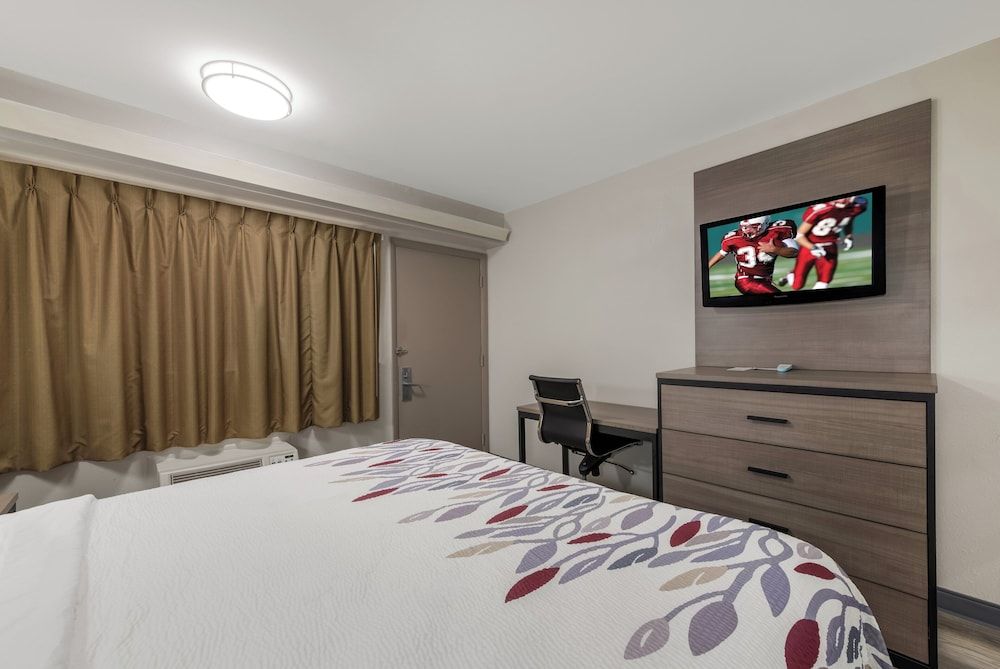 Red Roof Inn Hickory Standard Room, 1 King Bed, Non Smoking 3