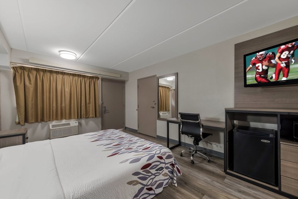 Red Roof Inn Hickory Deluxe Room, 1 King Bed, Accessible, Non Smoking (Roll-In Shower) 2