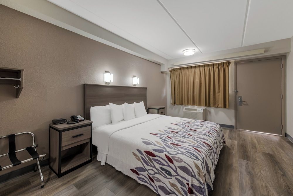 Red Roof Inn Hickory Deluxe Room, 1 King Bed, Accessible, Non Smoking (Roll-In Shower)