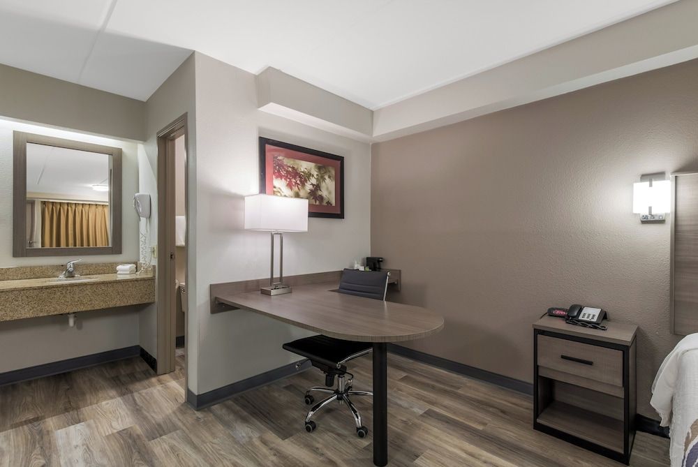 Red Roof Inn Hickory Superior Room, 1 King Bed, Non Smoking 6