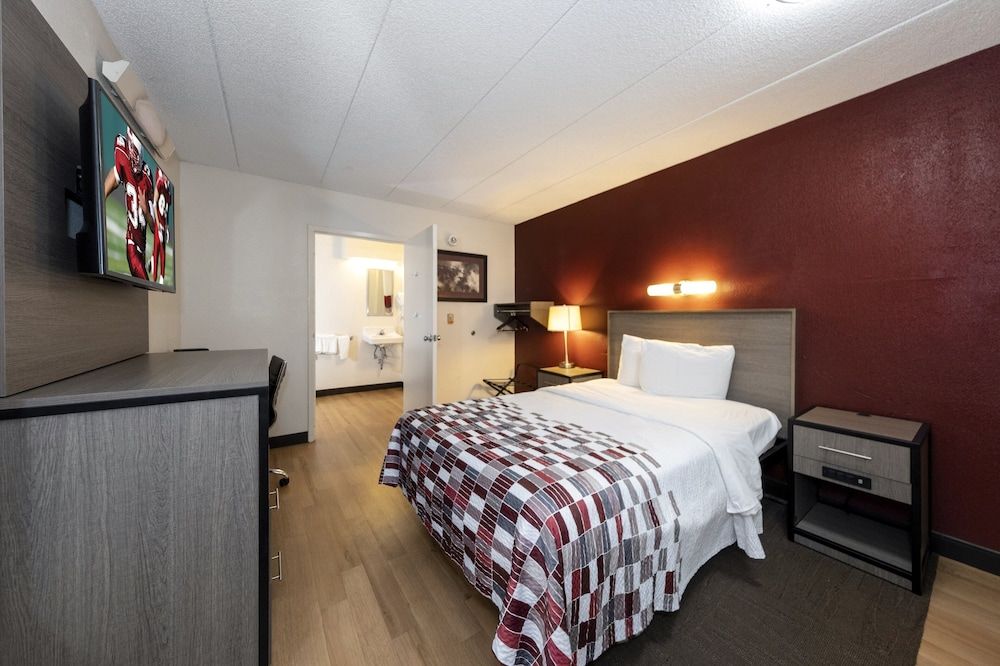 Red Roof Inn Edison Deluxe Room, 1 King Bed, Accessible, Non Smoking (Roll-In Shower) 2