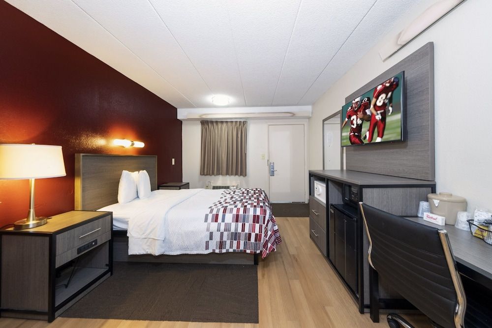 Red Roof Inn Edison Deluxe Room, 1 King Bed, Accessible, Non Smoking (Roll-In Shower)