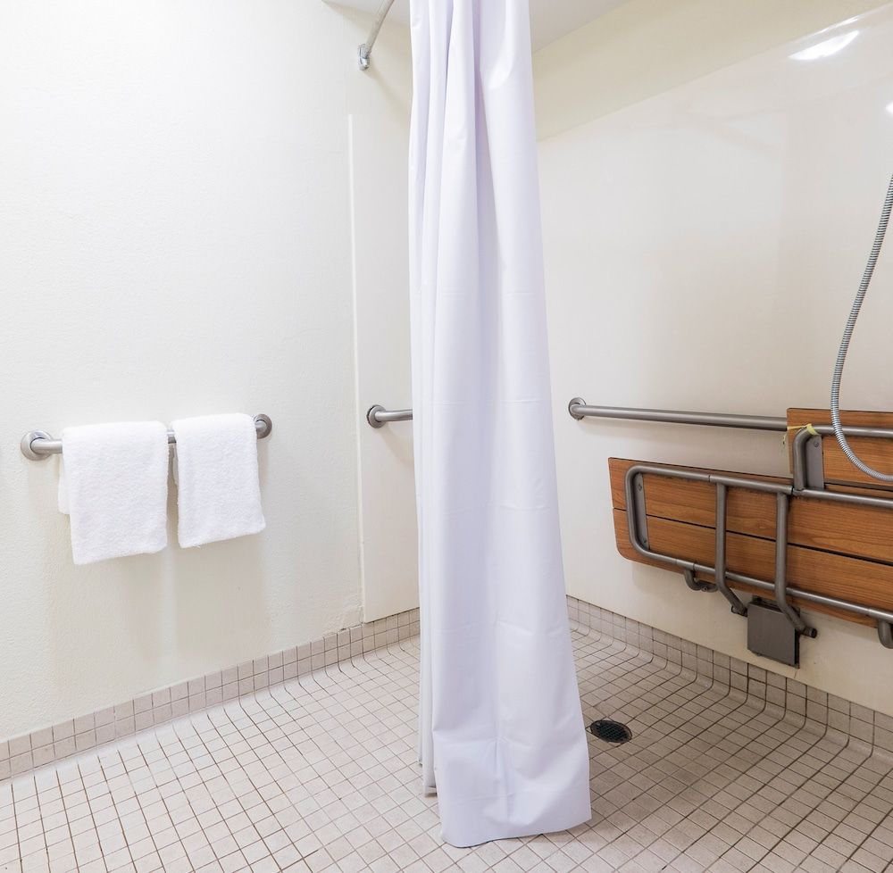 Red Roof Inn Edison Deluxe Room, 1 King Bed, Accessible, Non Smoking (Roll-In Shower) 5